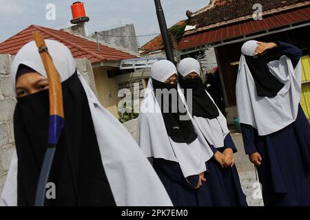 6. April 2023, Sleman, Sonderregion Yogyakarta, Indonesien: Schüler mit Hörbehinderungen üben Bogenschießen, um ihre körperlichen Fähigkeiten und Konzentration in der Darul Ashom Islamic Boarding School, Sleman, Sonderregion Yogyakarta zu trainieren. Das erste und immer noch einzige taube islamische Internat in Indonesien ist derzeit ein Studienort für 129 Taube Menschen mit Behinderungen. Darul Ashom Islamic Boarding School verwendet das Gelbe Buch als eines der wichtigsten Referenzbücher in der Verwaltung ihrer Ausbildung. Jeden Tag lasen und lernten die Schüler den Al-Quran als Teil ihrer Rout auswendig Stockfoto