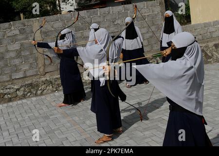 6. April 2023, Sleman, Sonderregion Yogyakarta, Indonesien: Schüler mit Hörbehinderungen üben Bogenschießen, um ihre körperlichen Fähigkeiten und Konzentration in der Darul Ashom Islamic Boarding School, Sleman, Sonderregion Yogyakarta zu trainieren. Das erste und immer noch einzige taube islamische Internat in Indonesien ist derzeit ein Studienort für 129 Taube Menschen mit Behinderungen. Darul Ashom Islamic Boarding School verwendet das Gelbe Buch als eines der wichtigsten Referenzbücher in der Verwaltung ihrer Ausbildung. Jeden Tag lasen und lernten die Schüler den Al-Quran als Teil ihrer Rout auswendig Stockfoto