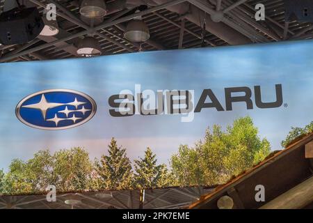 NEW YORK, NEW YORK - 05. APRIL: Das Subaru-Logo und der Name werden in der Pressevorschau der International Auto Show im Jacob Javits Convention Center am 5. April 2023 in New York City gesehen. Stockfoto