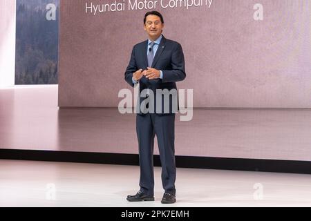 NEW YORK, NEW YORK - 05. APRIL: Jose Munoz, Global President und COO der Hyundai Motor Company und President und CEO von Hyundai und Genesis Motor North America, spricht während der Hyundai Präsentation auf der International Auto Show Pressevorschau im Jacob Javits Convention Center am 5. April 2023 in New York City. Stockfoto