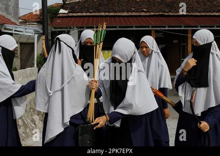 6. April 2023, Sleman, Sonderregion Yogyakarta, Indonesien: Schüler mit Hörbehinderungen üben Bogenschießen, um ihre körperlichen Fähigkeiten und Konzentration in der Darul Ashom Islamic Boarding School, Sleman, Sonderregion Yogyakarta zu trainieren. Das erste und immer noch einzige taube islamische Internat in Indonesien ist derzeit ein Studienort für 129 Taube Menschen mit Behinderungen. Darul Ashom Islamic Boarding School verwendet das Gelbe Buch als eines der wichtigsten Referenzbücher in der Verwaltung ihrer Ausbildung. Jeden Tag lasen und lernten die Schüler den Al-Quran als Teil ihrer Rout auswendig Stockfoto