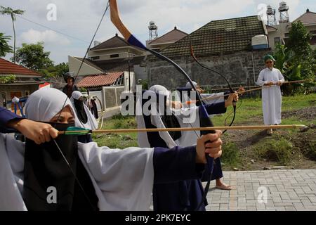 6. April 2023, Sleman, Sonderregion Yogyakarta, Indonesien: Schüler mit Hörbehinderungen üben Bogenschießen, um ihre körperlichen Fähigkeiten und Konzentration in der Darul Ashom Islamic Boarding School, Sleman, Sonderregion Yogyakarta zu trainieren. Das erste und immer noch einzige taube islamische Internat in Indonesien ist derzeit ein Studienort für 129 Taube Menschen mit Behinderungen. Darul Ashom Islamic Boarding School verwendet das Gelbe Buch als eines der wichtigsten Referenzbücher in der Verwaltung ihrer Ausbildung. Jeden Tag lasen und lernten die Schüler den Al-Quran als Teil ihrer Rout auswendig Stockfoto