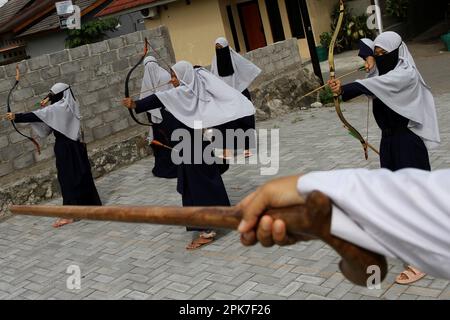 6. April 2023, Sleman, Sonderregion Yogyakarta, Indonesien: Schüler mit Hörbehinderungen üben Bogenschießen, um ihre körperlichen Fähigkeiten und Konzentration in der Darul Ashom Islamic Boarding School, Sleman, Sonderregion Yogyakarta zu trainieren. Das erste und immer noch einzige taube islamische Internat in Indonesien ist derzeit ein Studienort für 129 Taube Menschen mit Behinderungen. Darul Ashom Islamic Boarding School verwendet das Gelbe Buch als eines der wichtigsten Referenzbücher in der Verwaltung ihrer Ausbildung. Jeden Tag lasen und lernten die Schüler den Al-Quran als Teil ihrer Rout auswendig Stockfoto