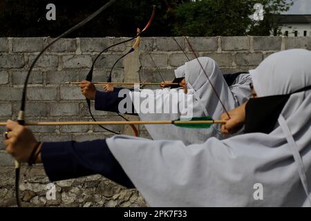 6. April 2023, Sleman, Sonderregion Yogyakarta, Indonesien: Schüler mit Hörbehinderungen üben Bogenschießen, um ihre körperlichen Fähigkeiten und Konzentration in der Darul Ashom Islamic Boarding School, Sleman, Sonderregion Yogyakarta zu trainieren. Das erste und immer noch einzige taube islamische Internat in Indonesien ist derzeit ein Studienort für 129 Taube Menschen mit Behinderungen. Darul Ashom Islamic Boarding School verwendet das Gelbe Buch als eines der wichtigsten Referenzbücher in der Verwaltung ihrer Ausbildung. Jeden Tag lasen und lernten die Schüler den Al-Quran als Teil ihrer Rout auswendig Stockfoto