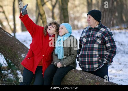 Das Laufen mit Senioren ist ein sehr wichtiger Teil, um sie in guter körperlicher Verfassung zu halten Stockfoto