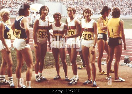 ARCHIVFOTO: Elvira POSSEKEL wird am 11. April 2023 70 Jahre alt, Team Deutschland, 2. Platz mit vr Annegret RICHTER, Annegret KRONIGER, Elvira POSSEKEL, Inge HELTEN (ganz Deutschland), Athletik 4x100 m Women am 31. Juli 1976 Spiele des XXI . Olympische Sommerspiele 1976 in Montreal/Kanada ab 17,07. Zu 08/01/1976. ?Sven Simon # Princess-Luise-Str. 41 # 45479 M uelheim/R uhr # Tel. 0208/9413250 # Fax. 0208/9413260 # Konto 244 293 433 # P ostbank Essen # BLZ 360 100 43 # E-Mail: svensimon@t-online.de #www.SvenSimon.net. Stockfoto