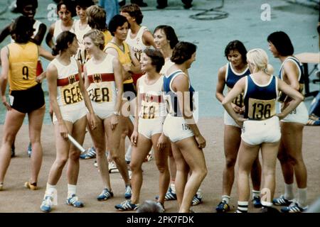 ARCHIVFOTO: Elvira POSSEKEL wird am 11. April 2023 70 Jahre alt, Gewinnerteam DDR (1. Platz) mit vr Baerbel ECKERT WOECKEL, Carla BODENDORF, Marlies OELSNER, Renate STECHER, neben Team Deutschland, 2. Platz mit Inge HELTEN, Elvira POSSEKEL, Annegret RICHTER, Annegret NIGER (Deutschland) athletics 4x100 m Frauen bei 31.07.1976 Spielen des XXI. Olympische Sommerspiele 1976 in Montreal/Kanada ab 17,07. Zu 08/01/1976. ?Sven Simon # Princess-Luise-Str. 41 # 45479 M uelheim/R uhr # Tel. 0208/9413250 # Fax. 0208/9413260 # Konto 244 293 433 # P ostbank Essen # BLZ 360 100 43 # e-m. Stockfoto