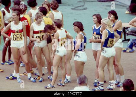 ARCHIVFOTO: Elvira POSSEKEL wird am 11. April 2023 70 Jahre alt, Gewinnerteam DDR (1. Platz) mit vr Baerbel ECKERT WOECKEL, Carla BODENDORF, Marlies OELSNER, Renate STECHER, neben Team Deutschland, 2. Platz mit Inge HELTEN, Elvira POSSEKEL, Annegret RICHTER, Annegret NIGER (Deutschland) athletics 4x100 m Frauen bei 31.07.1976 Spielen des XXI. Olympische Sommerspiele 1976 in Montreal/Kanada ab 17,07. Zu 08/01/1976. ?Sven Simon # Princess-Luise-Str. 41 # 45479 M uelheim/R uhr # Tel. 0208/9413250 # Fax. 0208/9413260 # Konto 244 293 433 # P ostbank Essen # BLZ 360 100 43 # e-m. Stockfoto