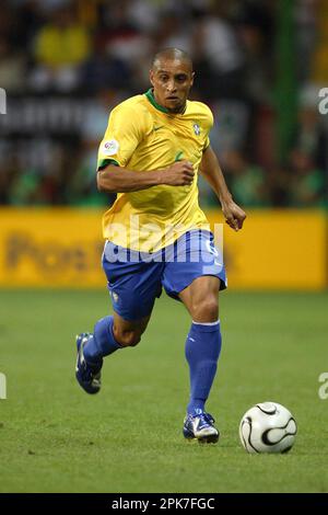 ARCHIVFOTO: Roberto CARLOS wird am 10. April 2023 50. Fußballspieler Roberto CARLOS feiert am 10. April 2013 seinen 40. Geburtstag, ROBERTO CARLOS (BH, Nr. 6). In Aktion, individuelle Action auf dem Ball. Viertelfinale, 1/4. Finale, Viertelfinale, Brasilien (BRA) – Frankreich (FRA) 0:1, am 1. Juli 2006 in Frankfurt am Main; Fußballweltmeisterschaft 2006 FIFA-Weltmeisterschaft 2006 ab 09,06. - 09.07.2006 in Deutschland Stockfoto