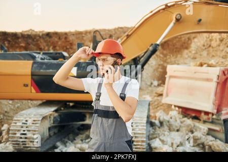 Porträt eines Arbeiters in Berufsuniform, der tagsüber auf der Leihgrube steht Stockfoto