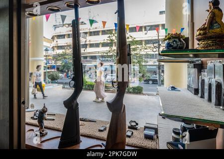 Neben Phahurat und Old Siam, in Bangkok, einer der vielen Schusswaffenläden auf beiden Seiten der Straße, mit verschiedenen Arten von Waffen, von kleinen, die für Damen geeignet sind bis hin zu alten, die alle antiken Sammler lieben. Thailand ist weithin bekannt als einladendes Reiseziel und auch ein Land, das mit leicht zugänglichen Feuerwaffen überschwemmt ist. Es verfügt über die höchste Anzahl an Waffen in zivilen Händen in Südostasien und die höchste Mordrate mit Waffen in Asien. Der Markt für graue und schwarze Waffen ist blühend. (Foto: Nathalie Jamois/SOPA Images/Sipa USA) Stockfoto