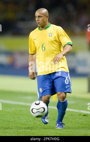 ARCHIVFOTO: Roberto CARLOS wird 50 am 10. April 2023, 164SN BRA CRO 130606.jpg ROBERTO CARLOS (BRA) - erste Runde mit Einzelaktion Gruppe F Brasilien (BRA) - Kroatien (CRO) 1:0 am 13. Juni 2006 in Berlin Fußball-Weltmeisterschaft 2006 FIFA-Weltmeisterschaft 2006, Von 09,06 - 09.07.2006 in Deutschland?Sven Simon#Prinzess-Luise-Strasse 41#45479 Muelheim/R uhr #Tel. 0208/9413250#Fax. 0208/9413260#Kto.1428150 C ommerzbank E ssen BLZ 36040039# www.SvenSimon.net. Stockfoto