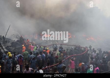 In Dhakas Bangabazar, einem der größten Bekleidungsmärkte des Landes, vor Eid-ul-Fitr, wurden die Geschäfte massiv ausgelöscht. Notfallpersonal Stockfoto