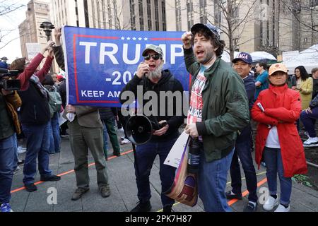 New York, Usa. 03. April 2023. Pro-Trump- und Anti-Trump-Demonstranten singen Slogans während einer Demonstration im Park gegenüber dem New Yorker Strafgerichtshof vor seiner Anklage durch Bezirksstaatsanwalt Alvin Bragg. Kredit: SOPA Images Limited/Alamy Live News Stockfoto