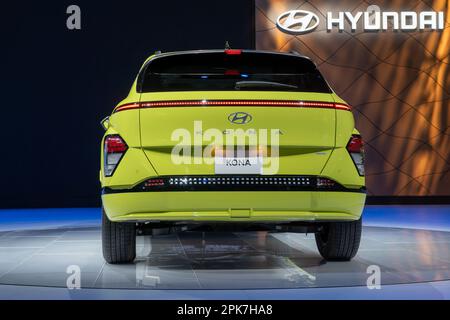 NEW YORK, NEW YORK - 05. APRIL: Vorstellung des neuen elektrischen 2024 Hyundai Kona auf der International Auto Show Pressevorschau im Jacob Javits Convention Center am 5. April 2023 in New York City. (Foto von Ron Adar / SOPA Images/Sipa USA) Stockfoto