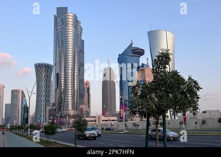 Die Panorama-Skyline von Doha, Katar bei Sonnenaufgang Stockfoto