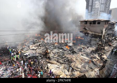 In Dhakas Bangabazar, einem der größten Bekleidungsmärkte des Landes, vor Eid-ul-Fitr, wurden die Geschäfte massiv ausgelöscht. Notfallpersonal Stockfoto