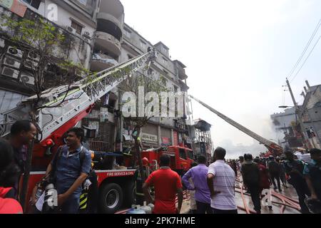 In Dhakas Bangabazar, einem der größten Bekleidungsmärkte des Landes, vor Eid-ul-Fitr, wurden die Geschäfte massiv ausgelöscht. Notfallpersonal Stockfoto