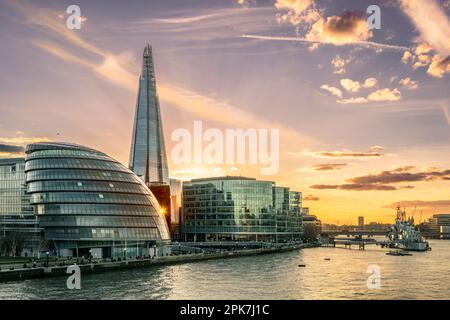 Die Themse und „The Queens Walk“ von der Tower Bridge aus, mit Blick auf HMS Belfast, wo einige der berühmten Gebäude der Londoner Skyline zu sehen sind. Stockfoto