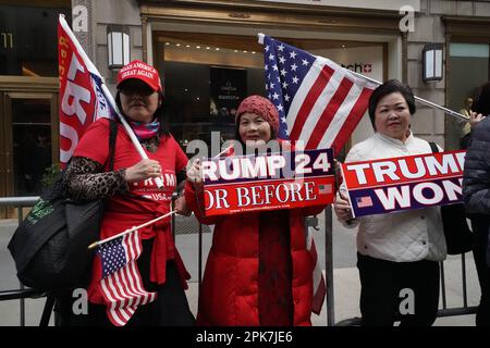 New York, Usa. 02. April 2023. Trump-Anhänger versammeln sich während einer Demonstration vor dem Trump Tower für Donald Trumps Ankunft in New York City, für seine Anklage vor dem Staatsanwalt von Manhattan (Foto: Catherine Nance/SOPA Images/Sipa USA) Guthaben: SIPA USA/Alamy Live News Stockfoto