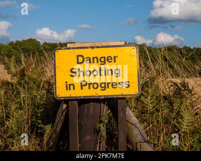 Warnschild „Schießerei läuft“, UK Stockfoto