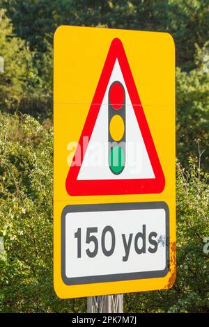 Ampel vor dem Warnschild, UK Stockfoto