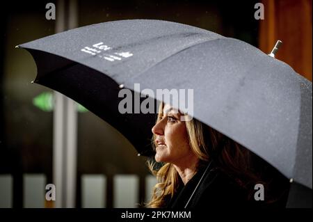 Den Haag. 06. April 2023. - Der Justiz- und Sicherheitsminister Dilan Yeṣilgöz spricht vor dem wöchentlichen Ministerrat, der einen Tag früher im Zusammenhang mit Karfreitag stattfindet, vor der Presse im Binnenhof. ANP ROBIN UTRECHT niederlande raus - belgien raus Stockfoto