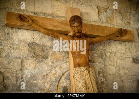 Norwich, Großbritannien, 5. April 2023 Crucifix in den Klöstern der Norwich Cathedral installiert. Der Korpus (die Figur Jesu) wurde von Handwerkern aus Holz geschnitzt Stockfoto