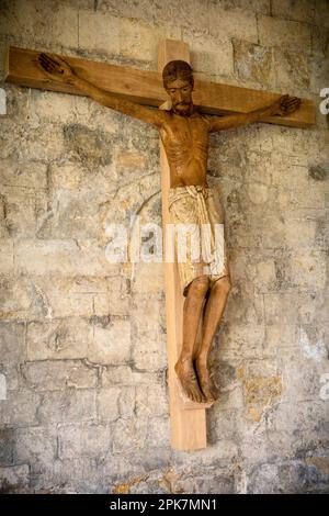 Norwich, Großbritannien, 5. April 2023 Crucifix in den Klöstern der Norwich Cathedral installiert. Der Korpus (die Figur Jesu) wurde von Handwerkern aus Holz geschnitzt Stockfoto