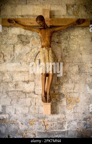 Norwich, Großbritannien, 5. April 2023 Crucifix in den Klöstern der Norwich Cathedral installiert. Der Korpus (die Figur Jesu) wurde von Handwerkern aus Holz geschnitzt Stockfoto