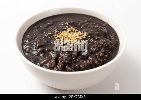 5-körniges schwarzes Sesam Congee auf weißem Hintergrund Stockfoto