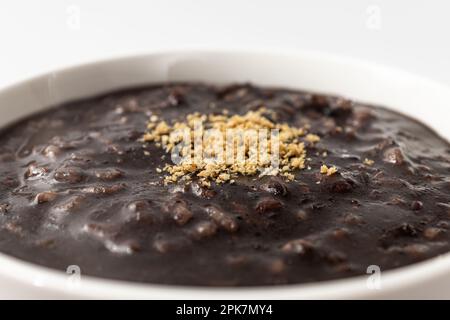 5-körniges schwarzes Sesam Congee auf weißem Hintergrund Stockfoto