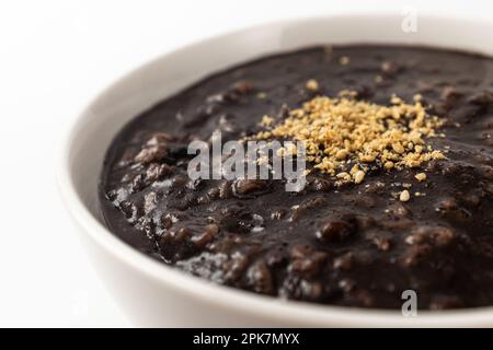 5-körniges schwarzes Sesam Congee auf weißem Hintergrund Stockfoto