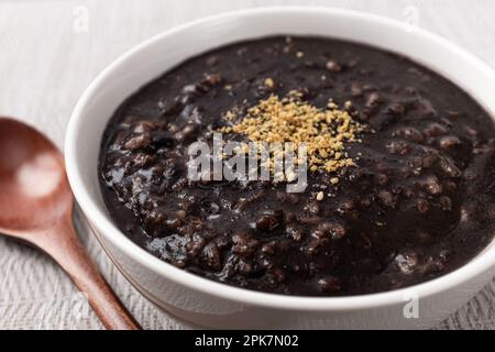 Herzhaftes und einfaches fünfkörniges schwarzes Sesam Congee Stockfoto