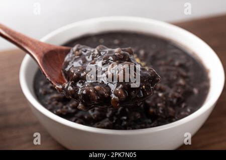 Herzhaftes und einfaches fünfkörniges schwarzes Sesam Congee Stockfoto