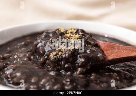 Herzhaftes und einfaches fünfkörniges schwarzes Sesam Congee Stockfoto