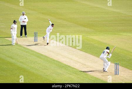 Hampshires Mohammad Abbas bowlt zu Nottinghamshires Haseen Hameed am ersten Tag des Spiels der LV= Insurance County Championship Division 2 im Ageas Bowl, Southampton. Foto: Donnerstag, 6. April 2023. Stockfoto