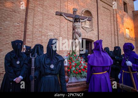 Die Renten der Bruderschaft von Nuestro Padre Jes' Nazareno und Patrocinio de San Josè warten darauf, das Bild von Jesus Christus am Kreuz bei einem Schritt der Via Crucis Processional zu tragen, die durch die Straßen von Sahagun verlief. Kredit: SOPA Images Limited/Alamy Live News Stockfoto