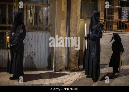 Die Ritter der Bruderschaft von Nuestro Padre Jes' Nazareno und Patrocinio de San Josè halten während einer Etappe der Via Crucis Processional, die durch die Straßen von Sahagun lief, LED-Kerzen in ihren Händen. Kredit: SOPA Images Limited/Alamy Live News Stockfoto