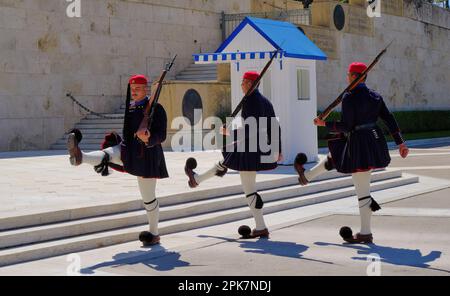 Die Präsidentengarde führt Zeremonialwechsel vor dem Grab des unbekannten Soldaten in Athen vor Stockfoto