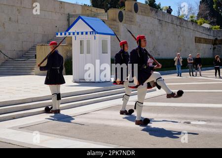 Die Präsidentengarde führt Zeremonialwechsel vor dem Grab des unbekannten Soldaten in Athen vor Stockfoto