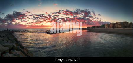 Fantastischer Panoramablick auf den Sonnenuntergang am Ufer von Rom mit wunderbarem farbenfrohem Himmel, ruhigem Meer und entspannter Stimmung Stockfoto