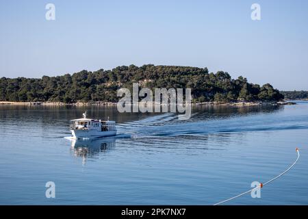 ROVINJ, KROATIEN - 15. MAI 2022 Adriatisches Meer und Inselfähre kommen an Stockfoto