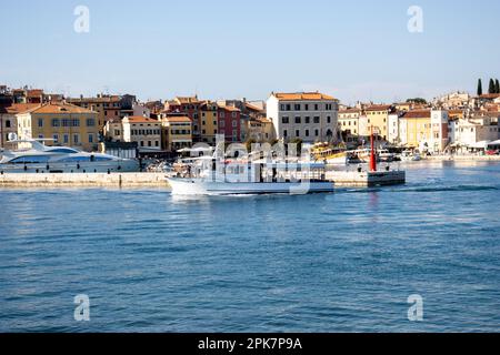 ROVINJ, KROATIEN - 15. MAI 2022 Adria und Altstadt mit lokaler Anlegestelle für Fähren Stockfoto