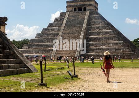 Chichen Itza, Mexiko; 6. April 2023: Touristen genießen die fantastische Kulkulcan-Pyramide in Chichen Itza, wo der Tempel der Yucatan-Halbinsel in Mexi liegt Stockfoto