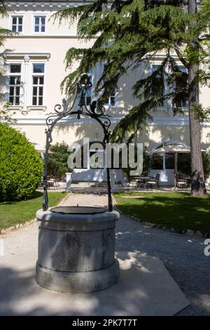 ROVINJ, KROATIEN - 15. MAI 2022 Island Hotel Katarina - Well und Hauptgebäude Stockfoto