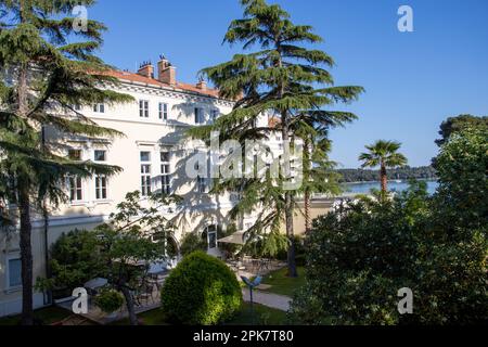 ROVINJ, KROATIEN - 15. MAI 2022 Island Hotel Katarina - Rückseite des Hauptgebäudes Stockfoto