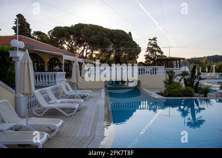 ROVINJ, KROATIEN - 15. MAI 2022 Island Hotel Katarina - Pool und Brücke Stockfoto