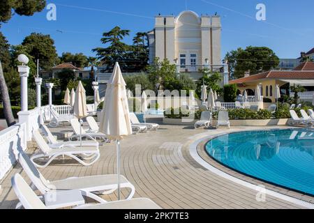 ROVINJ, KROATIEN - 15. MAI 2022 Island Hotel Katarina - Pool und Hauptgebäude Stockfoto