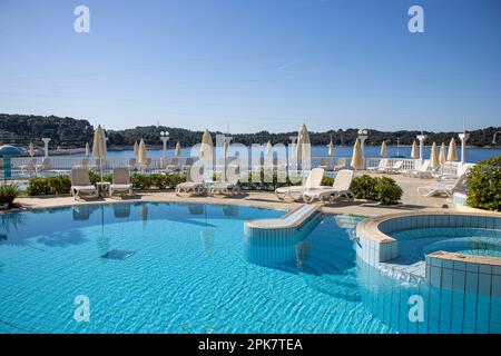 ROVINJ, KROATIEN - 15. MAI 2022 Island Hotel Katarina - Pool am Morgen Stockfoto